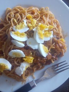 Una foto de Espaguetis con huevo y atún