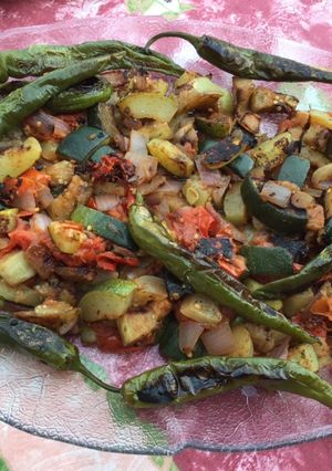 Une photo de Légumes du jardin à l'oignon rouge et épices orientales (recette plancha)