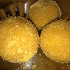 A picture of Besan ladoo.