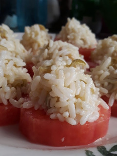 Una foto de 🍅Tomates rellenos: económicos y prácticos ¡Listos en 5 minutos!