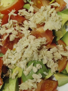 Una foto de Ensalada de aguacate tomate y atun