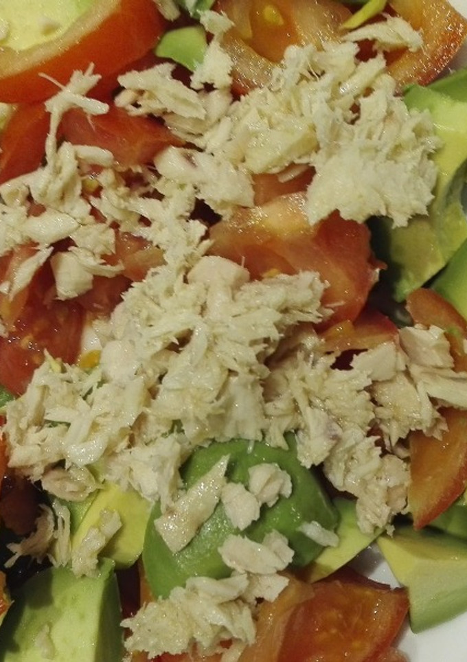 Una foto de Ensalada de aguacate tomate y atun