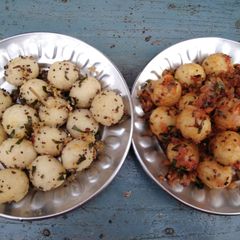 A picture of Steamed rava sooji balls.