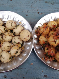 A picture of Steamed rava sooji balls.