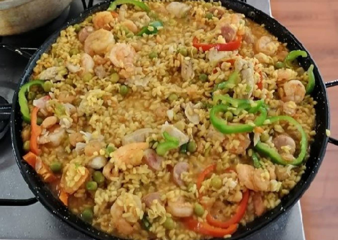 Paella con su toque de azafrán
