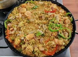 Una foto de Paella con su toque de azafrán