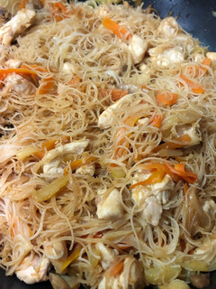 Una foto de Noodles con pollo y verduras