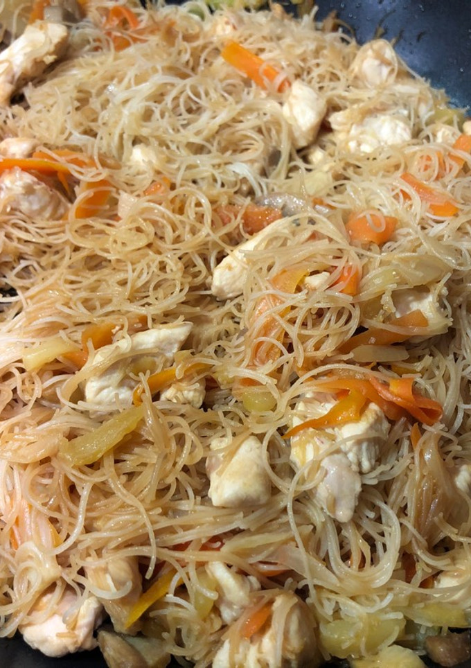 Una foto de Noodles con pollo y verduras