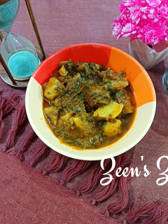 A picture of Paalak Aloo Gosht.