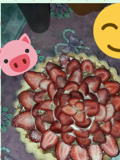 Una foto de Tarta de frutillas con dulce de leche 🍓