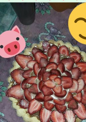 Una foto de Tarta de frutillas con dulce de leche 🍓