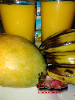 A picture of Mango and banana smoothie.