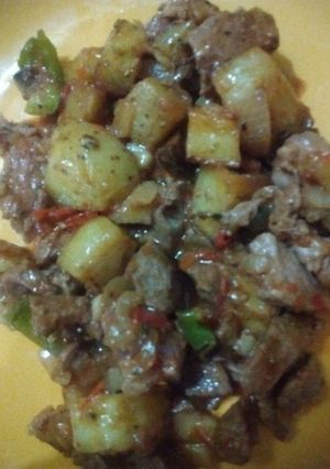 Una foto de Guisote de cuadril y papas con cascara