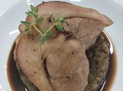 Una foto de como acompañar el codillo de cerdo