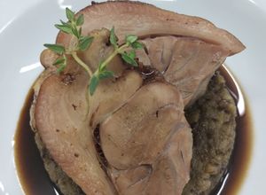 Una foto de Codillo de cerdo con embeurre de lentejas (puré)