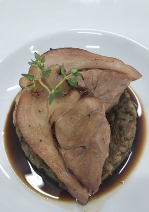 Una foto de Codillo de cerdo con embeurre de lentejas (puré)