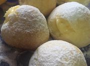 Una foto de profiteroles rellenos crema pastelera