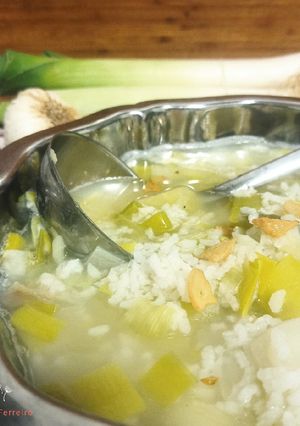 Una foto de Puerros con patatas y arroz con refrito de ajos