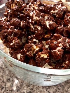 Una foto de Palomitas de maíz con chocolate