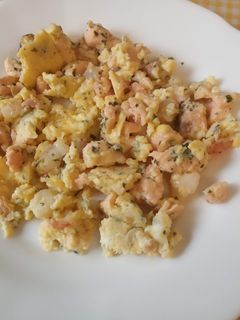 Una foto de Revuelto de salmón fresco y gambas