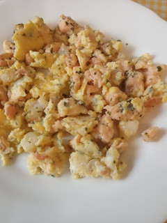 Una foto de Revuelto de salmón fresco y gambas