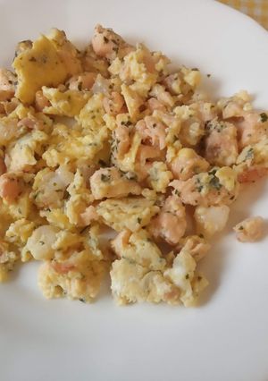 Una foto de Revuelto de salmón fresco y gambas