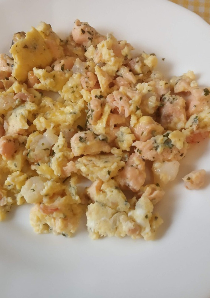 Una foto de Revuelto de salmón fresco y gambas