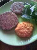 Hamburguesas de lentejas con ensalada de rúcula y puré de zanahoria
