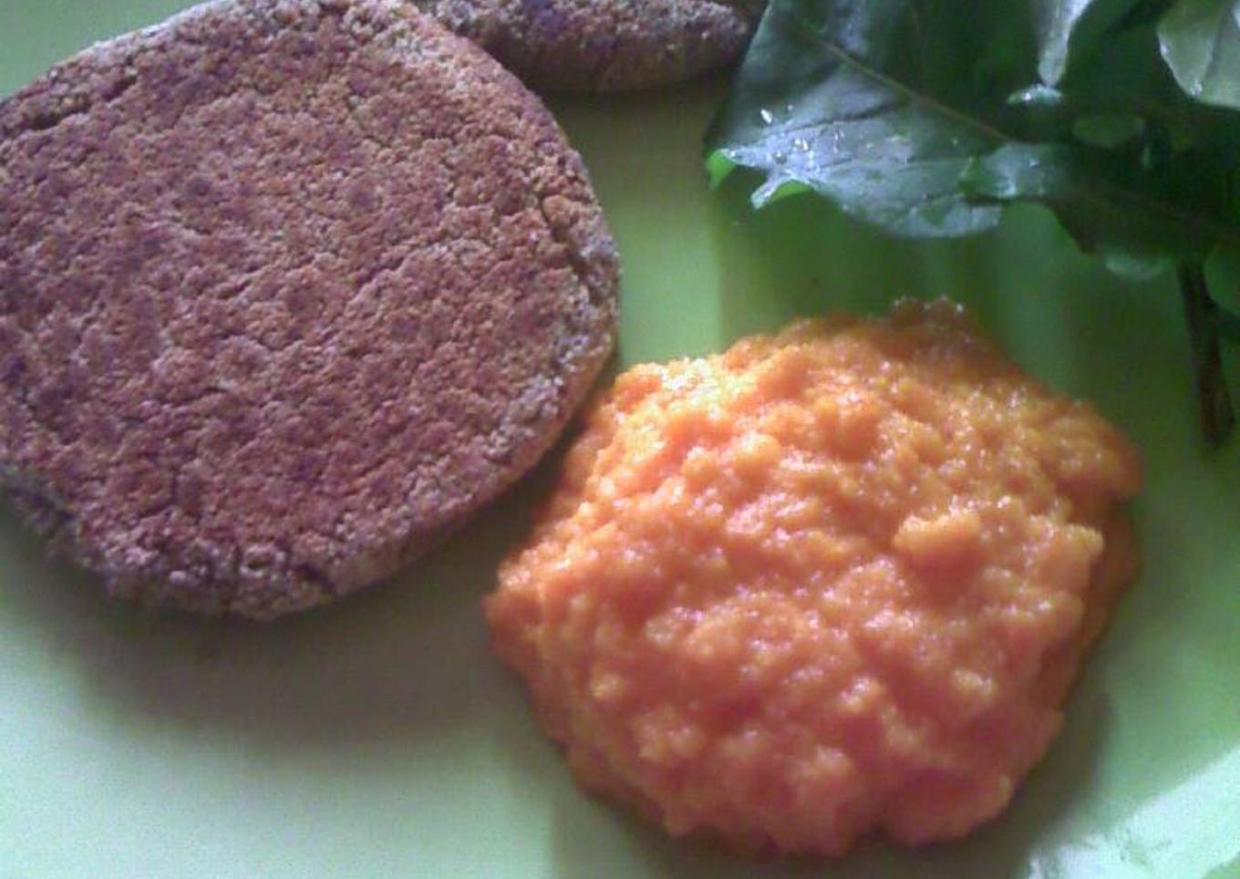 Hamburguesas de lentejas con ensalada de rúcula y puré de zanahoria