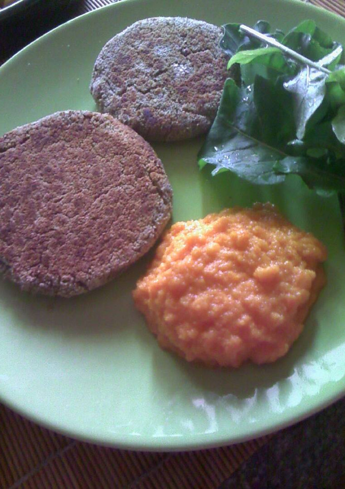 Una foto de Hamburguesas de lentejas con ensalada de rúcula y puré de zanahoria