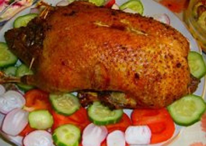 Утка фаршированная рисом в духовке. Утка фаршированная рисом в рукаве. Утка фаршированная рисом в рукаве. Утка с потрохами мукой начиненная. Утка фаршированная рисом в рукаве.