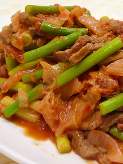 泡菜蒜苔炒豬肉 ♥硬漢蒜苔~4 的食譜成品照片