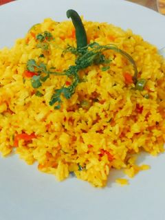 शेजवानी राइस-स्वीट कॉर्न उसळ (Schezwan Fried Rice Recipe In Marathi) रेसिपी चे मुख्य फोटो