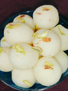 सूजी के रसगुल्ले (Suji ke rasgulle recipe in hindi) रेसिपी मुख्य फोटो