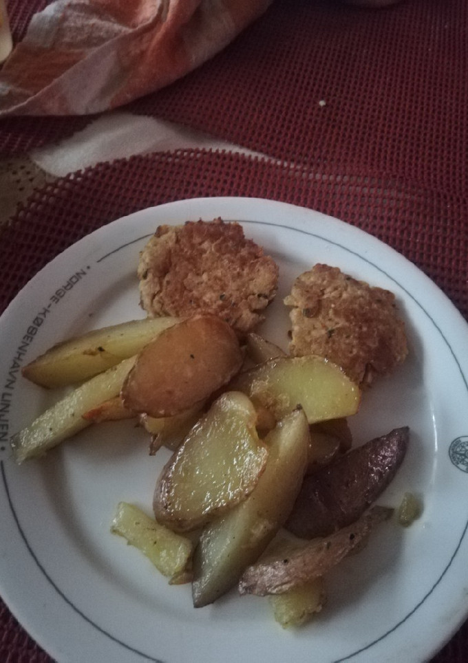 Una foto de Hamburguesas de atún con papas rústicas