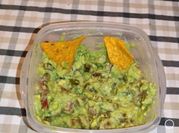 Una foto de guacamole cebolla morada