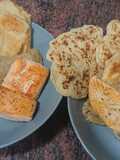 Salmón a las finas yerbas sobre baba ganoush con pan naan