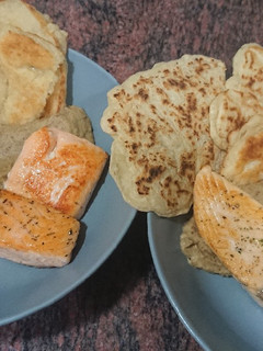 Una foto de Salmón a las finas yerbas sobre baba ganoush con pan naan