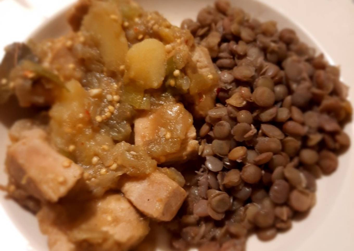 Pollo con puerro y berenjenas acompañado de lentejas