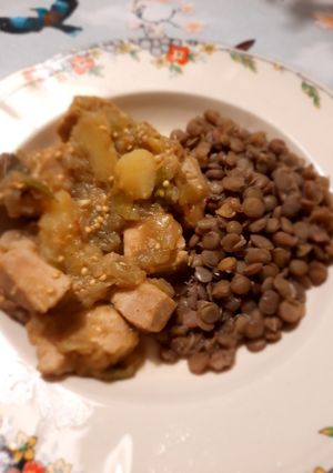Una foto de Pollo con puerro y berenjenas acompañado de lentejas