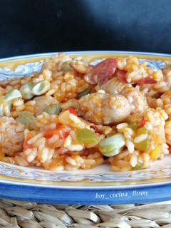 Una foto de Arroz con longaniza, jamón y habas