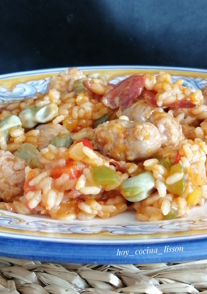 Una foto de Arroz con longaniza, jamón y habas