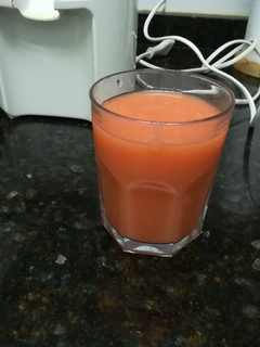 Una foto de Zumo de naranja, manzana y fresa sin dificultad