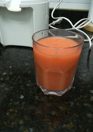 Una foto de Zumo de naranja, manzana y fresa sin dificultad