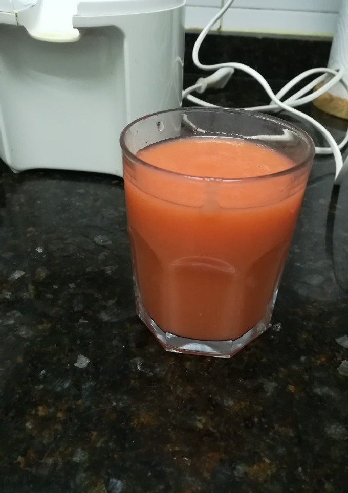Una foto de Zumo de naranja, manzana y fresa sin dificultad