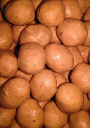 A picture of Besan ladoo.