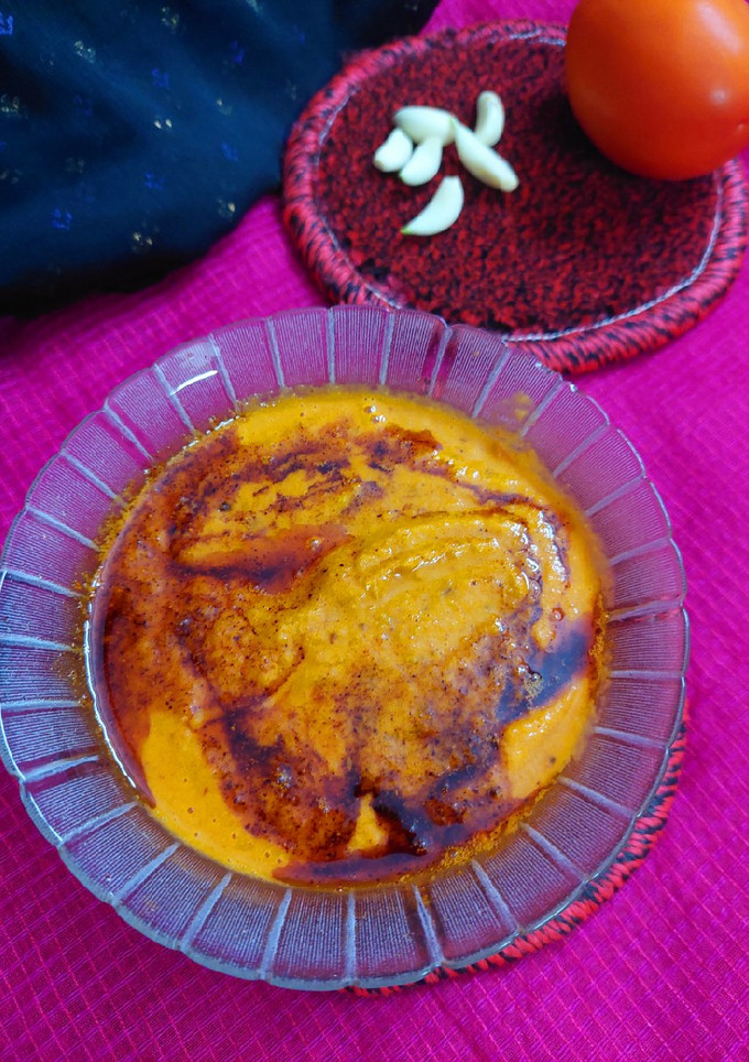 टमाटर लहसुन की तीखी मीठी चटनी(tamatar lahsun ki teekhi meethi chutney recipe in hindi) रेसिपी मुख्य फोटो