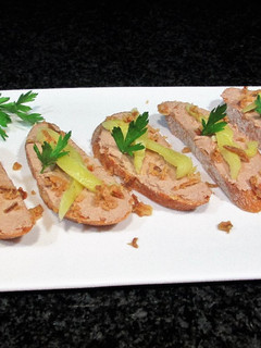 Una foto de Rebanas de pan rústico baguette con Paté suave