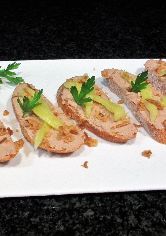 Una foto de Rebanas de pan rústico baguette con Paté suave