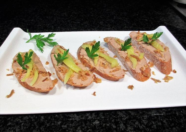 Rebanas de pan rústico baguette con Paté suave